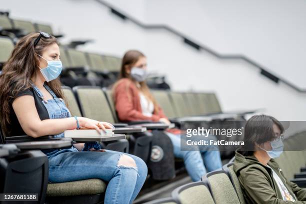 groep universitaire studenten die maskers in klasse dragen - universiteit stockfoto's en -beelden