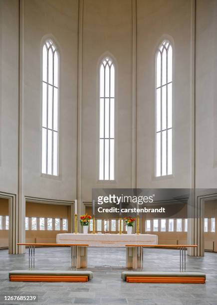Altar En Una Iglesia Moderna Foto de stock - Getty Images