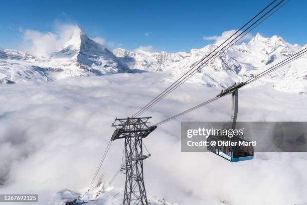 cable car in the zermatt ski resort with the famous matterhorn in canton valais, switzerland - kanton wallis 個照片及圖片檔