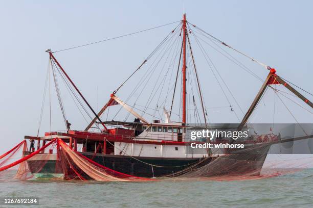 trawl fishing in china - banchina stock pictures, royalty-free photos & images