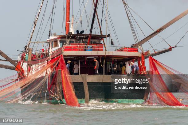 schleppnetzfischerei in china - trawler net stock-fotos und bilder