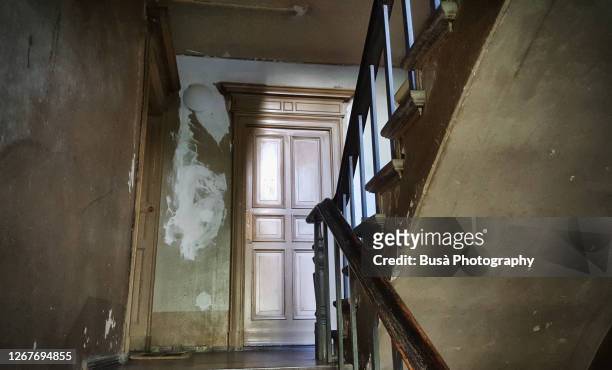 old wooden staircase in an old residential building in berlin, germany - fahrzeugtür stock-fotos und bilder
