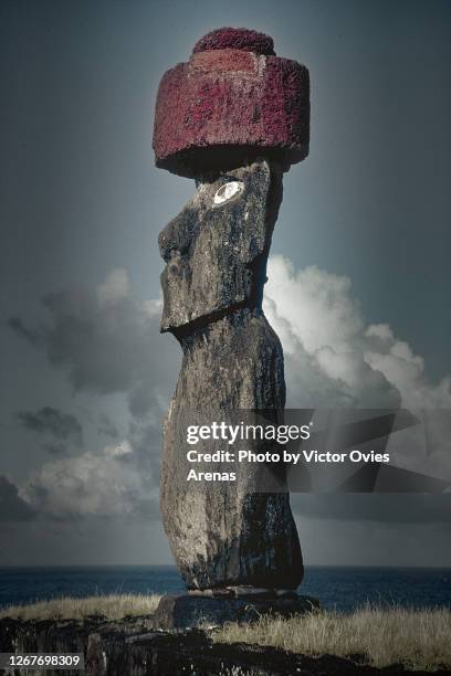 moai (monolithic human figure) on easter island - easter_island stock pictures, royalty-free photos & images