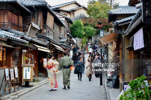 ninen-zaka and the sannen-zaka street in gion, old town of kyoto. - kyoto imagens e fotografias de stock