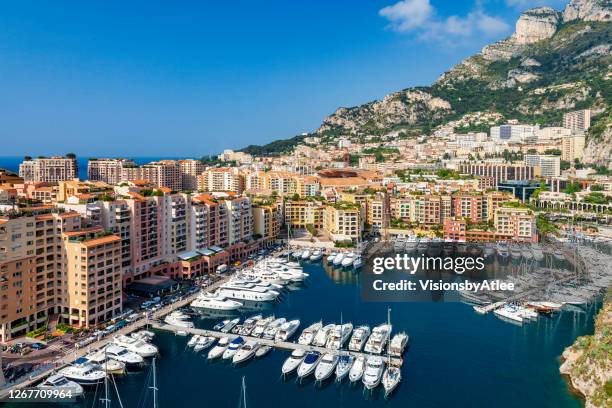 vista aerea di port de fontvieille - monte carlo a monaco dove, oltre al grande casino, si vedono yacht, condomini, hotel, montagne e denaro - tutti i simboli di questa famosa città. - montecarlo foto e immagini stock