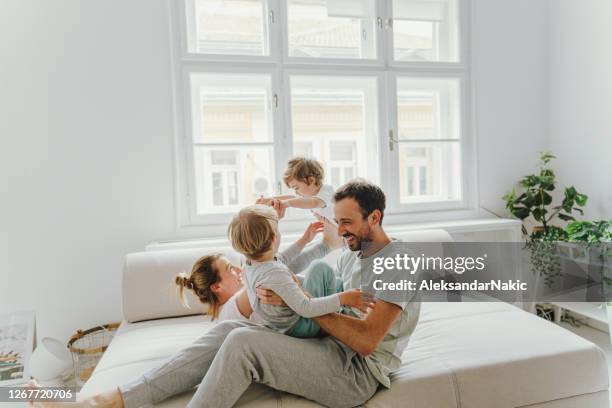 nuestras mañanas - edificio residencial fotografías e imágenes de stock