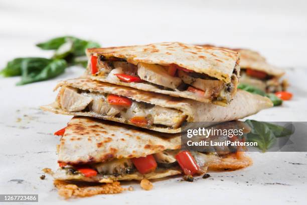 frango grelhado e pesto quesadilla com pimentões vermelhos e mussarela - pimentão vermelho assado - fotografias e filmes do acervo