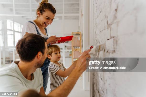 murs repeints avec maman et papa - whitewashed photos et images de collection