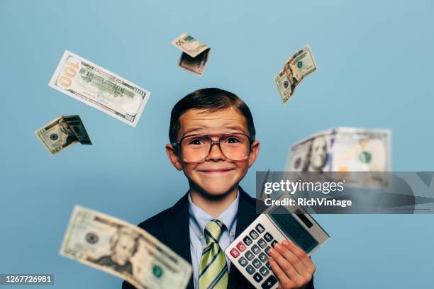 jonge jongen kleine bedrijfseigenaar met geld - fun calculator stockfoto's en -beelden