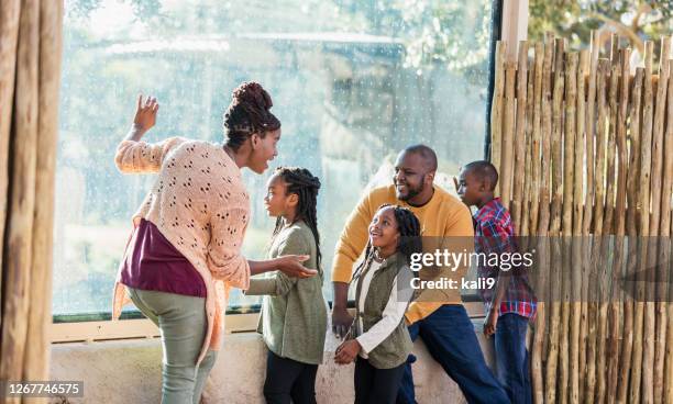 afroamerikanische familie zu besuch im zoo - familie zoo stock-fotos und bilder