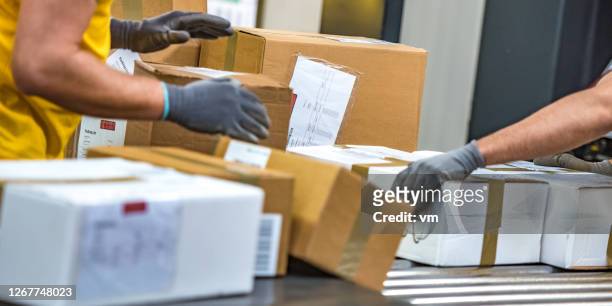 郵局工作人員處理包裹的特寫照片。 - post structure 個照片及圖片檔
