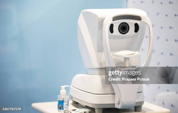 optometry eye test device machine - eye test equipment stock photos et images de collection