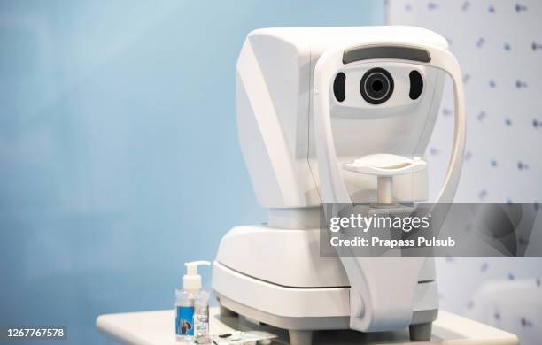 optometry eye test device machine - ophthalmologist chart stock pictures, royalty-free photos & images