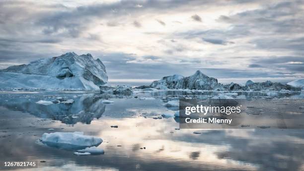 grönland eisberge sonnenuntergang cloudscape panorama - nordpolarmeer stock-fotos und bilder