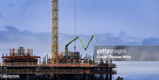 construction site with concrete pumping machine - concrete mixer stockfoto's en -beelden