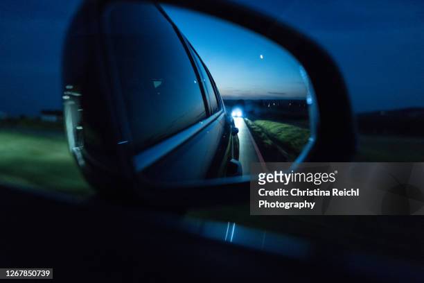 wing mirror at night - rear view mirror - fotografias e filmes do acervo