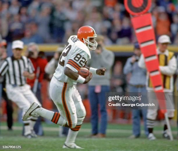 Tight end Ozzie Newsome of the Cleveland Browns runs with the football during a game against the Washington Redskins at Cleveland Municipal Stadium...