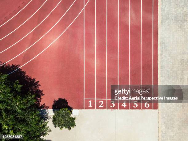 top view of running track with numbers - grass court stock-fotos und bilder