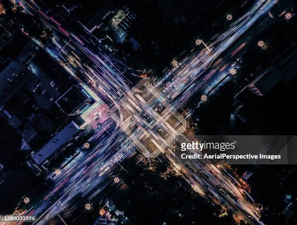 drone view of city street crossing at night - road intersection stock pictures, royalty-free photos & images