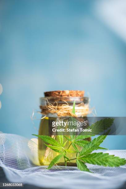 aceite médico de cannabis envasado en una botella pequeña - cannabis oil fotografías e imágenes de stock