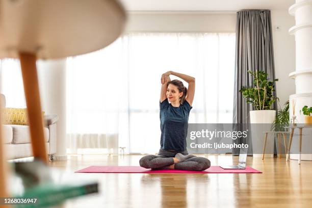 construir un núcleo más fuerte - stretching fotografías e imágenes de stock