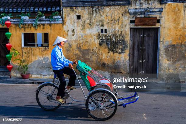 ベトナム・ホイアン市の旧市街でのベトナムサイクル人力車 - 三輪タクシー ストックフォトと画像