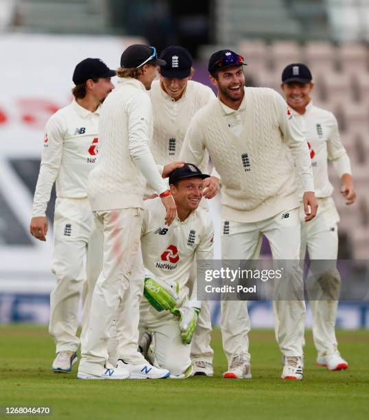 Jos Buttler is congratulated bu Zak Crawley, Dom Sibley and Joe Root after taking the catch of Shaheen Afridi of Pakistan during Day Three of the 3rd...