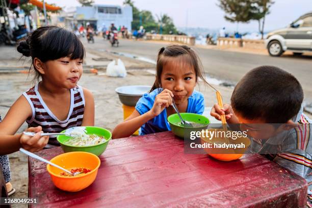 ベトナムの子供たちがフォーボーを食べる、南ベトナム - pho soup ストックフォトと画像