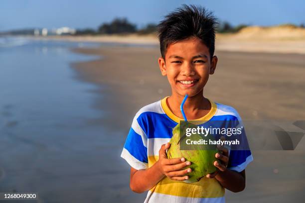 ビーチでココナッツを持つベトナムの少年, ベトナム - ベトナム人 ストックフォトと画像