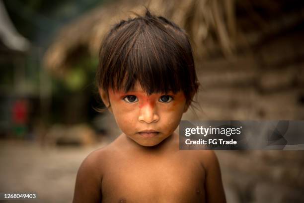 portret van een inheems kind van de etniciteit van tupi guarani - cultuur stockfoto's en -beelden