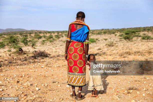 junge afrikanerin zu fuß mit ihrem baby, kenia, ostafrika - samburu stock-fotos und bilder