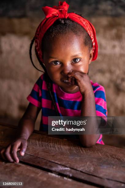 ritratto di bambina africana, orfanotrofio in kenya, africa orientale - casa famiglia foto e immagini stock