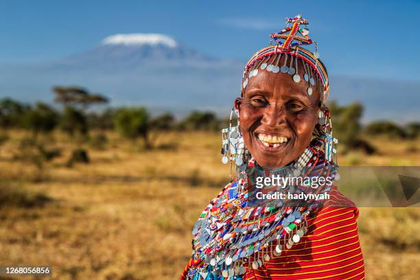 porträt der glücklichen afrikanerin, kilimandscharo im hintergrund, kenia, ostafrika - masai stock-fotos und bilder
