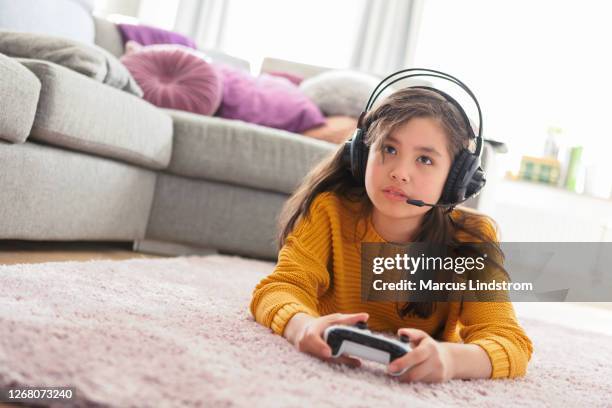 chica jugando juegos en una consola de videojuegos - girls playing video games fotografías e imágenes de stock