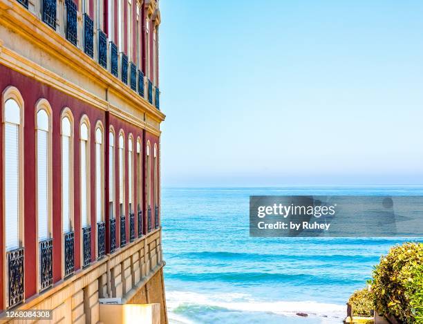 view of the atlantic ocean and the horizon totally clear, from a street near miramar beach in biarritz, france - biarritz stockfoto's en -beelden