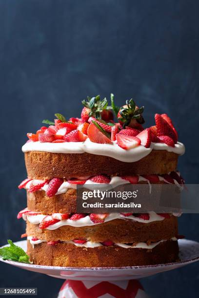 strawberry and cheese layers cake - erdbeerkuchen stock-fotos und bilder