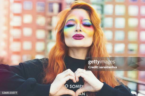 rainbow makeup girl - regenbogenfahne stock-fotos und bilder