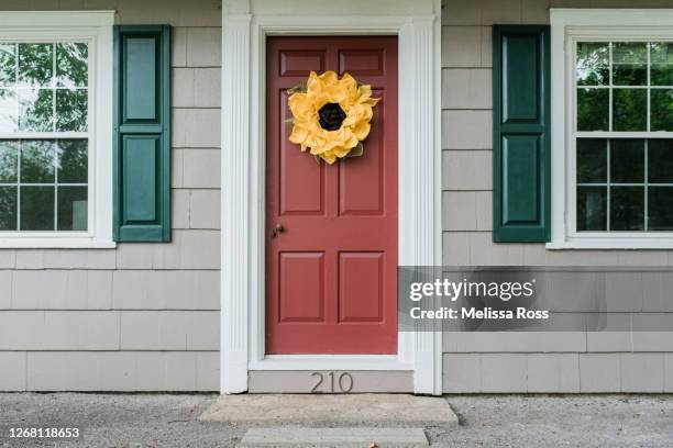 sunflower wreath - man at front door stock-fotos und bilder