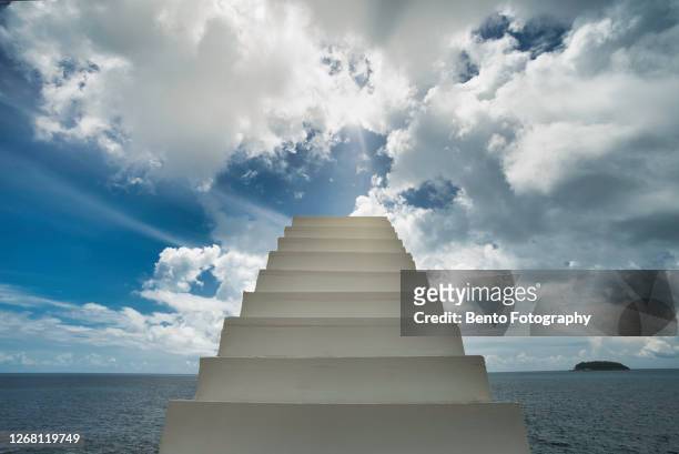 stairway to heaven - escalera hacia el cielo fotografías e imágenes de stock