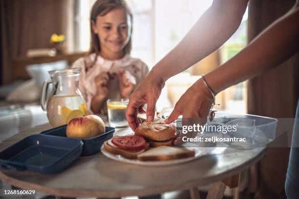 het maken van school lunchbox - schoolbag lunchbox lunch stockfoto's en -beelden