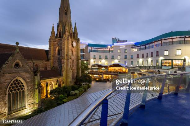 blue hour, st martin's church, bullring, birmingham, england - centro comercial bull ring fotografías e imágenes de stock