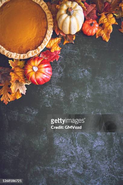 decoración de otoño con hojas y pastel de calabaza sobre fondo rústico - noviembre fotografías e imágenes de stock