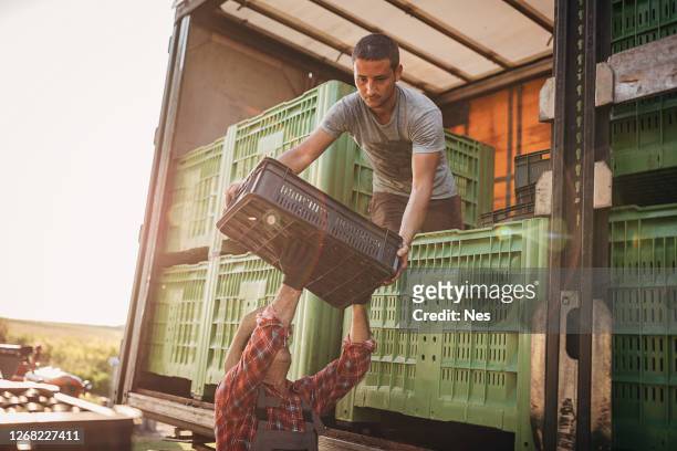 het laden van de vrachtwagen - distribution warehouse stockfoto's en -beelden