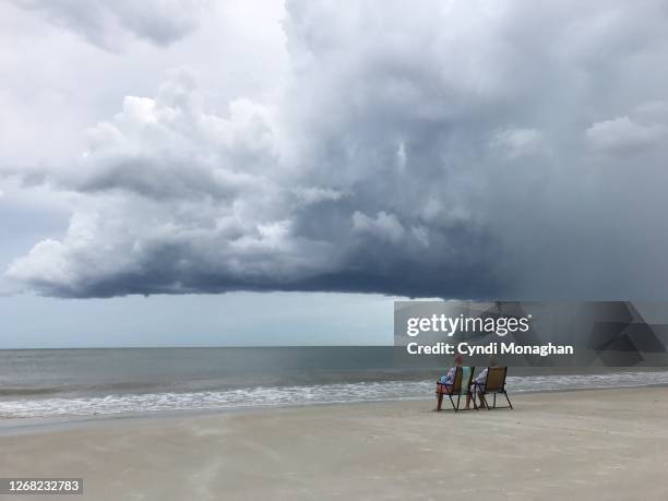 dramatic rain cloud - watching thunderstorm stock pictures, royalty-free photos & images