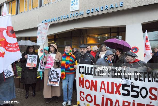 Des agents grévistes de l'hôpital du Havre manifestent pendant la tenue du Conseil d'administration, le 09 décembre 2008 devant l'administration...