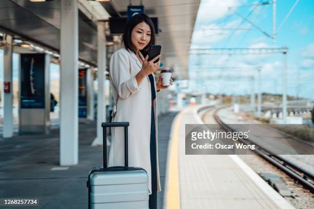 woman commuter using public transport with face mask - business woman suitcase stockfoto's en -beelden