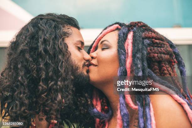 baiser de couples punk - embrasser sur la bouche photos et images de collection