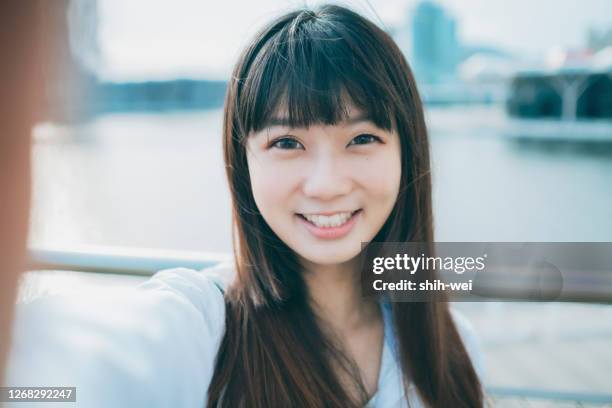 sonrisa de mujer asiática tomar selfie - autorretratarse fotografías e imágenes de stock
