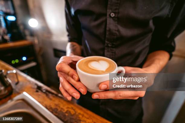 barista haciendo café - coffee heart fotografías e imágenes de stock