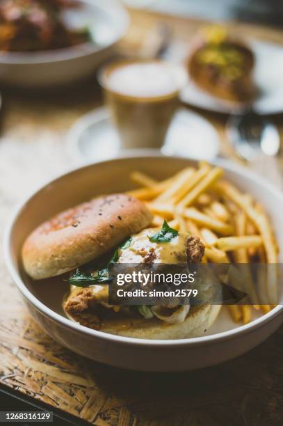 de gefrituurde kipburger met chips - kipburger stockfoto's en -beelden